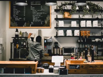 Wou d'Kaffismaschinn am Café ze setzen