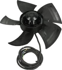 Axialventilator ouni Kader mat sechs gebéite Schaufelen ronderëm engem ronde Motor an engem erausgeleete Kabel.