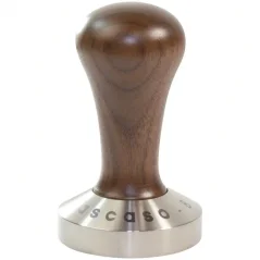 Manueller Kaffee-Tamper von Ascaso mit flachem 58mm Griff aus Nussbaumholz.