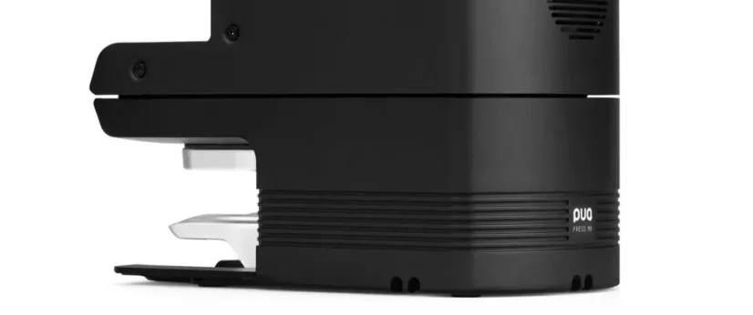 Blick auf die Seitenansicht des Puqpress M6 58,3 mm automatischen Tamper.