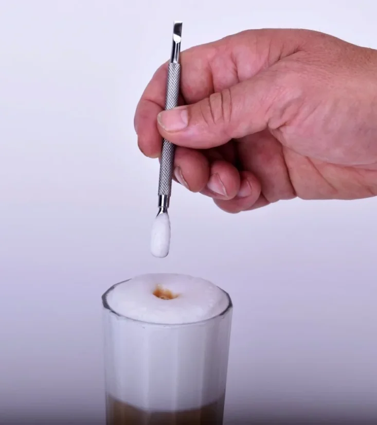 Sada na latte art, ideálna pre milovníkov kávy, ktorí chcú zdokonaliť svoje umenie zdobenia mliečnej peny.
