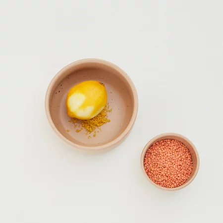 Bol Aoomi Sand pour le service, de couleur orange, idéal pour dresser une table avec élégance.