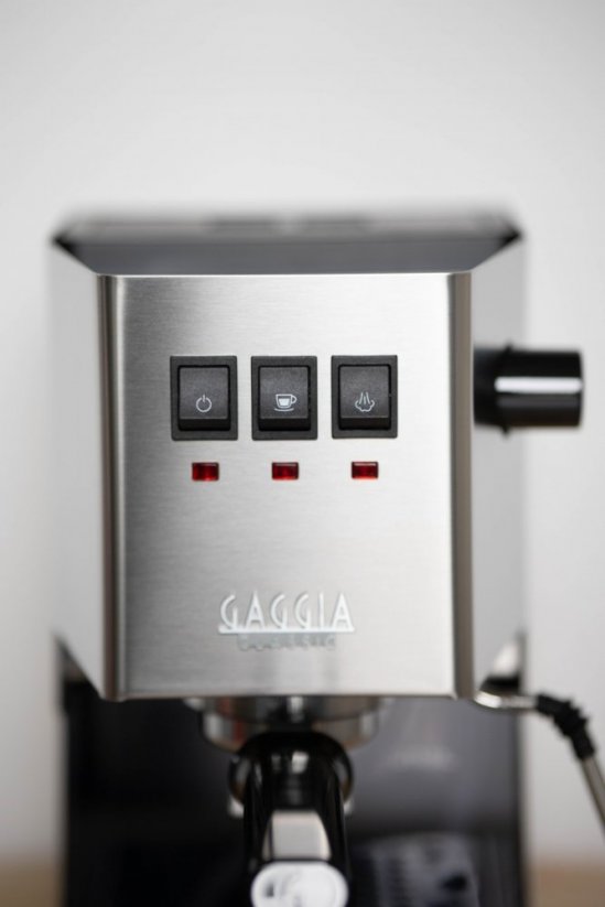 Detail van de knoppen van de Gaggia New Classic koffiemachine.