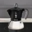 Hliníková moka kanvica talianskej značky Bialetti na indukčnej doske Hliníková moka kanvica talianskej značky Bialetti na indukčnej doske