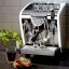 Strieborný domáci pákový kávovar Nuova Simonelli Musica Lux AD s dobou nahriatia 25 minút. Strieborný domáci pákový kávovar Nuova Simonelli Musica Lux AD s dobou nahriatia 25 minút.