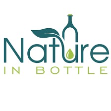 Üvegpalack 10 ml 100%-ban természetes, fenntartható mezőgazdaságból származó, tanúsított közönséges boróka illóolajjal a Pěstík márkától.