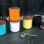 Ensemble de récipients en porcelaine colorée, disposés sur le plan de travail de la cuisine. Ensemble de récipients en porcelaine colorée, disposés sur le plan de travail de la cuisine.