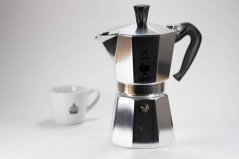 Hausgemachte Kaffeemaschine aus Aluminium