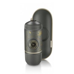 Limitovaná edícia cestovného kávovaru Nanopresso - Dark Souls Grey s pevným obalom.