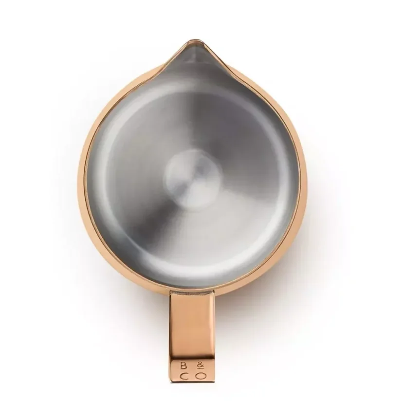 Konvička na mlieko Barista & Co Dial In Milk Pitcher v ružovej mosadzi, vyrobená z nerezovej ocele, s objemom 600 ml.