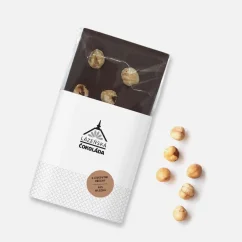 Tableta de chocolate con leche con un 40% de cacao y trozos de avellana, peso 70 g.