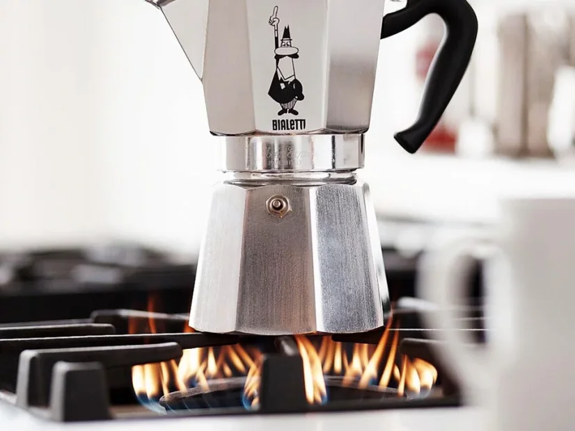 Cafetière italienne sur la cuisinière.