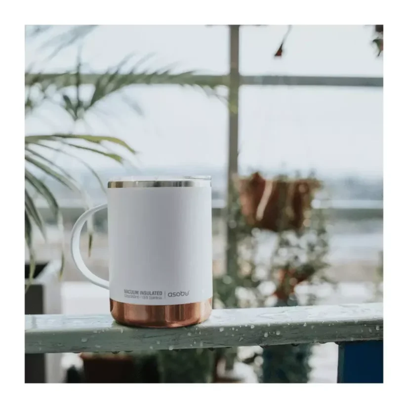 The white Asobu Ultimate Coffee Mug with a capacity of 360 ml features a comfortable handle, perfect for your favourite drinks on the go.