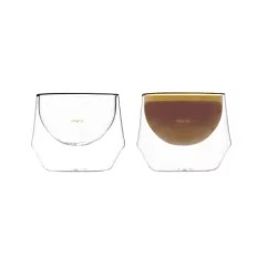 Ensemble de deux verres élégants pour boissons lactées avec une capacité de 150 ml, idéal pour le cappuccino. Ensemble de deux verres élégants pour boissons lactées avec une capacité de 150 ml, idéal pour le cappuccino.