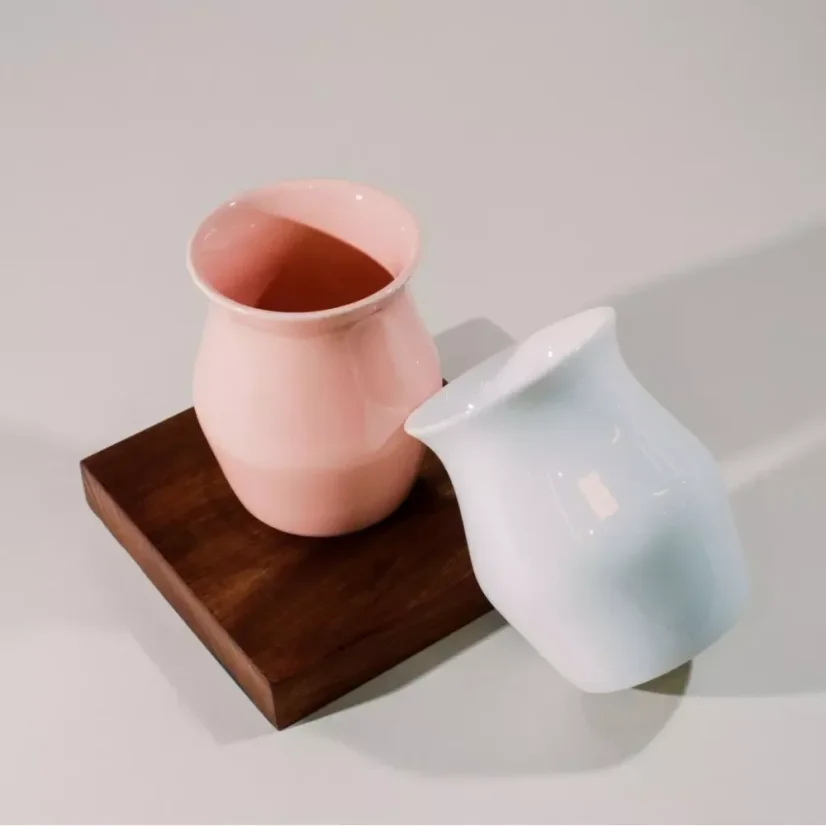 Der weiße Origami Sensory Flavor Cup ist eine stilvolle Tasse für gefilterten Kaffee, die durch ihr elegantes Design und ihre Funktionalität besticht.