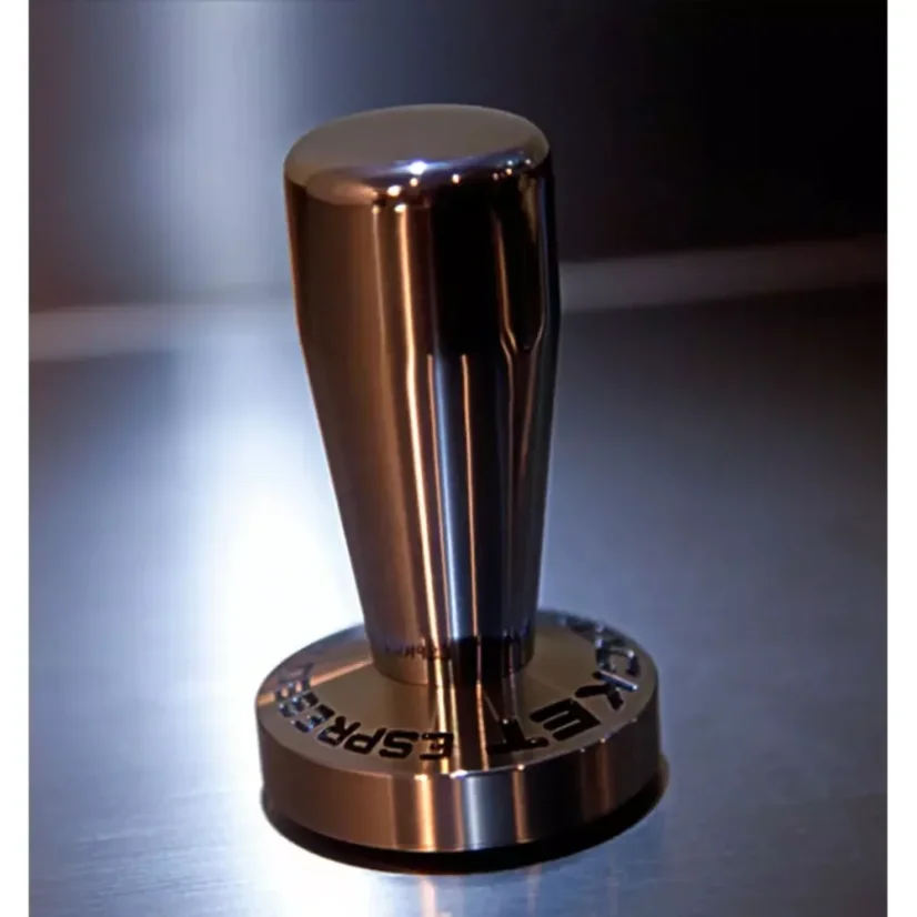 Le tamper plat 58 mm est idéal pour les baristas qui souhaitent obtenir un résultat professionnel lors de la préparation de café.