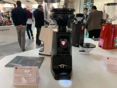 Profesjonalny młynek do kawy espresso Eureka Atom Touch 65 przeznaczony do użytku w kawiarniach i restauracjach.