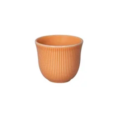 Orangefarbene Porzellan-Tasse von Loveramics Brewers mit 80 ml Volumen und Reliefmuster.