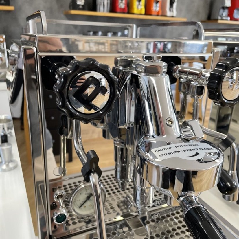 Espresso kávovar Rocket Espresso Giotto Cronometro V s profesionálnou E61 hlavou, ideálny pre domáce použitie.