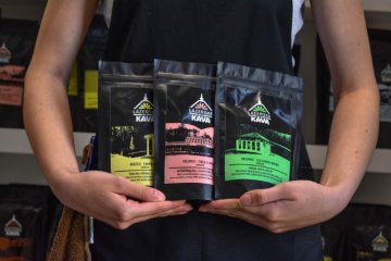 Wat kann aus der Verpackung vu Kaffi gelies ginn