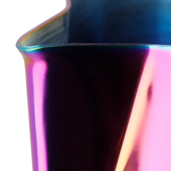 Blaue Milchkanne Barista Space Rainbow mit einem Volumen von 600 ml, ideal für die Zubereitung von Milchschaum für Cappuccino.