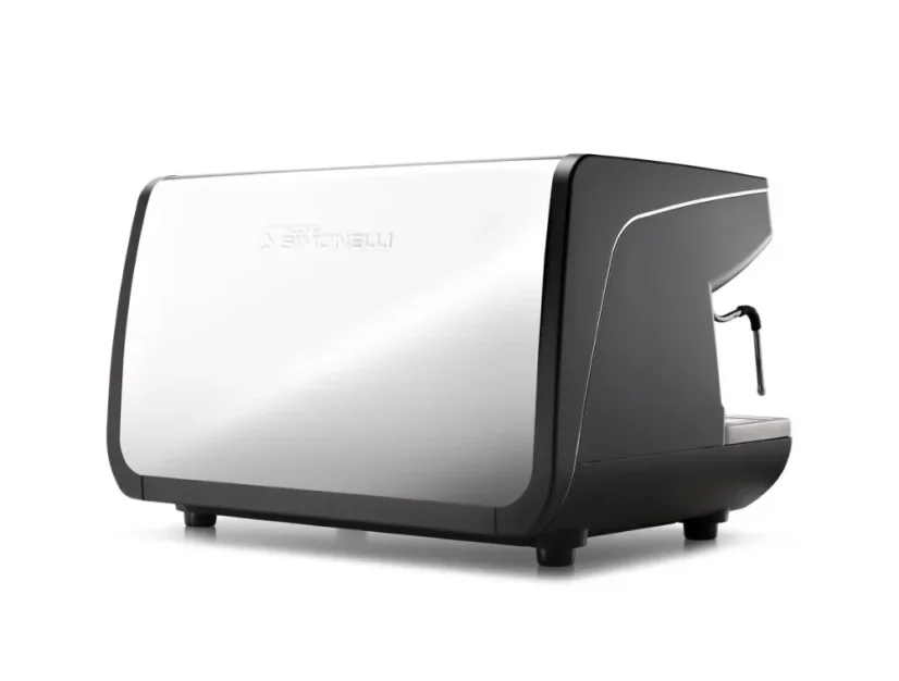 Zadná strana čierneho kávovaru Nuova Simonelli Appia Life XT