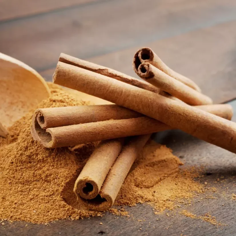 L'huile essentielle de cannelle BIO est 100 % naturelle et offre des effets relaxants.
