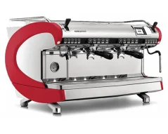 Professionell Kaffismaschinn Nuova Simonelli Aurelia Wave 2GR an auffälleger rouder Faarf mat enger Leeschtung vu 4600 W.