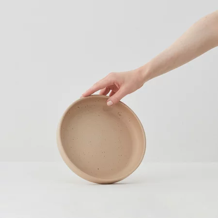 Orangefarbener Servierteller Aoomi Sand Platter, ideal für stilvolle Präsentationen von Speisen.