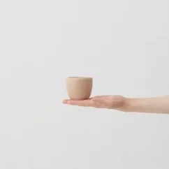 Cappuccino-Tasse Aoomi Sand Mug A05 mit einem Volumen von 170 ml, hergestellt aus Steinzeug.