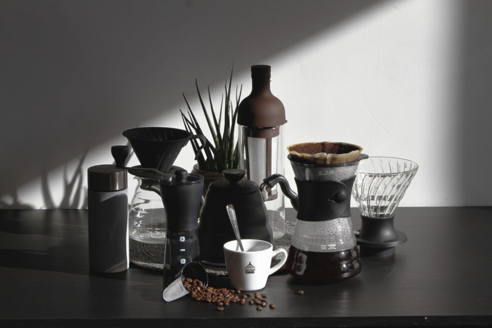 Molinillo de café manual con granos de café y juego de hervidor de goteo  con granos de café