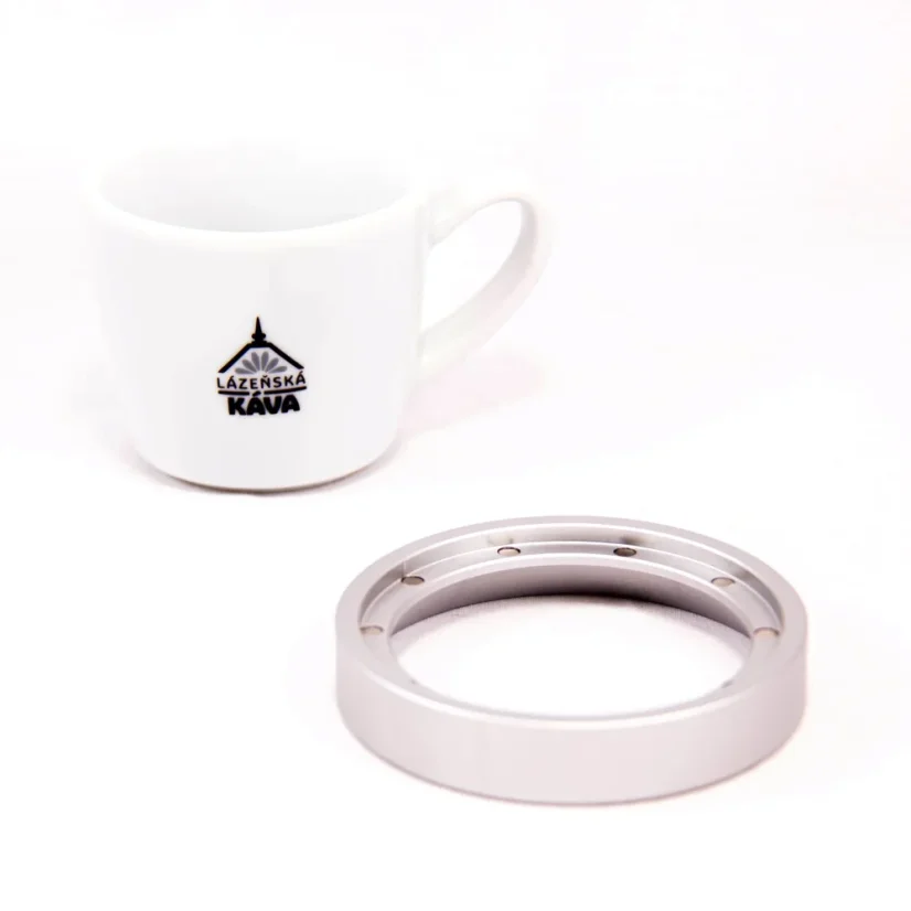Srebrna dozownica do kawy Barista Space 58 mm wykonana z aluminium, umożliwiająca precyzyjne dozowanie kawy.