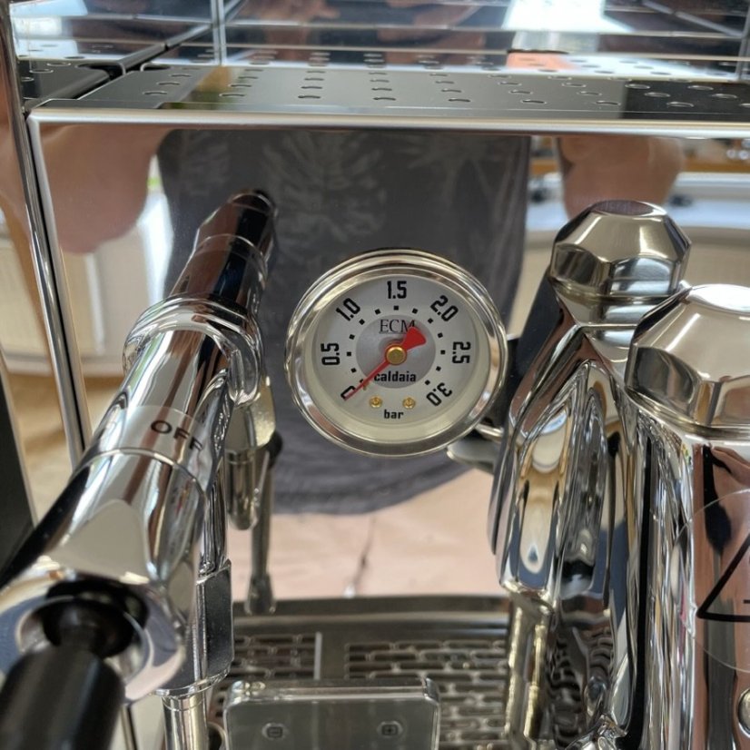 Domáci pákový kávovar ECM Synchronika s objemným zásobníkom vody 2.8 litra, ideálny pre milovníkov kvalitnej kávy.