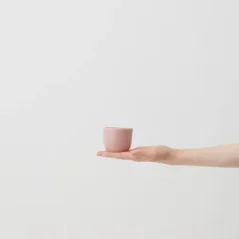 Taza para cappuccino Aoomi Yoko Mug A07 con capacidad de 125 ml fabricada en cerámica.