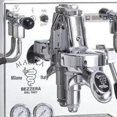 Detalle de la cabeza E61 en la máquina de café Bezzera Magica S PID