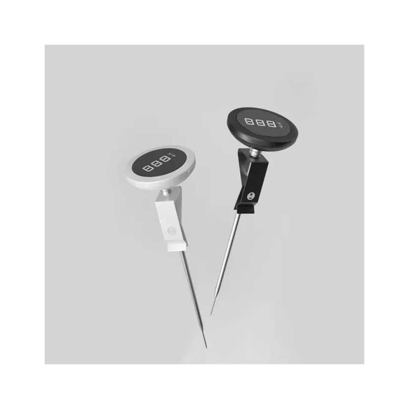 The digital thermometer is an ideal assistant for measuring milk temperature with precision and ease of use.