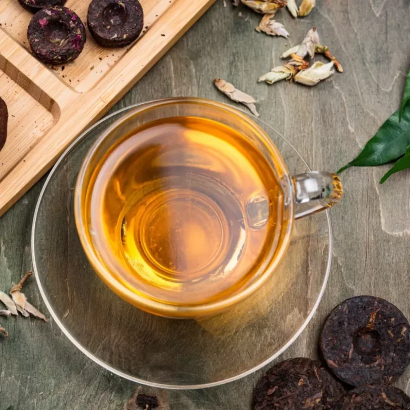 BIO Pu Erh te är en fermenterad te med en rekommenderad dos av 12 g per liter, perfekt för älskare av högkvalitativt och hälsosamt te.