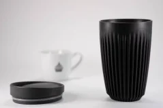 Gobelet noir Huskee de 350 ml avec une tasse de café