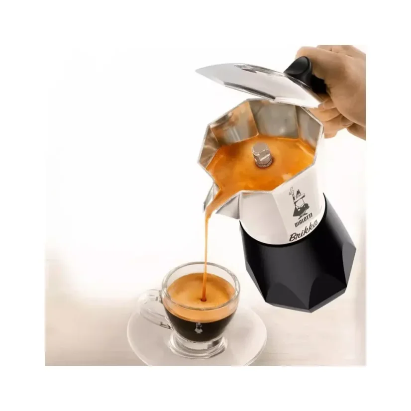 Bialetti New Brikka è una caffettiera per 2 tazze di caffè con una ricca crema.