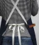 Baristische Schürze in Jeansblau mit Modell, detaillierte Ansicht der Rückenschnürung. Baristische Schürze in Jeansblau mit Modell, detaillierte Ansicht der Rückenschnürung.