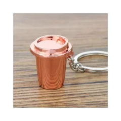 Tasse rose à café avec un porte-clés est le cadeau idéal pour les amateurs de café, qui ravira tous ceux qui aiment savourer leur café préféré en déplacement. Tasse rose à café avec un porte-clés est le cadeau idéal pour les amateurs de café, qui ravira tous ceux qui aiment savourer leur café préféré en déplacement.