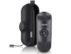 Wacaco Nanopresso v sivej farbe v balení s pevným obalom. Wacaco Nanopresso v sivej farbe v balení s pevným obalom.