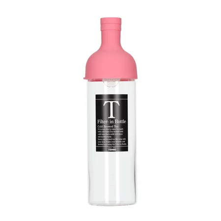 Bouteille rose pour thé cold brew Hario d'une capacité de 750 ml, idéale pour préparer du thé glacé.