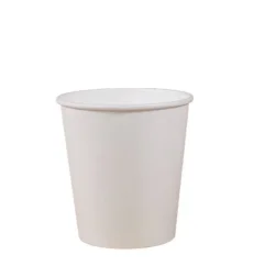 Balenie 50 bielych papierových pohárov s objemom 100 ml, vhodné na teplé nápoje.
