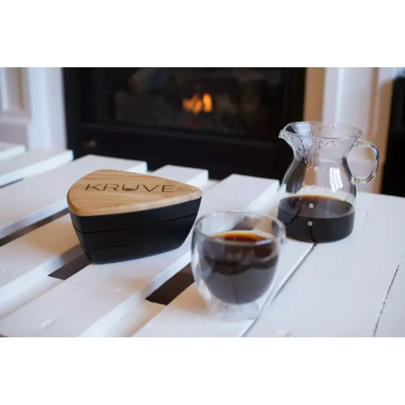 Kruve Sifter Base Black est un gadget à café pratique qui vous permet de sélectionner et de nettoyer précisément les grains de café pour une expérience gustative optimale.