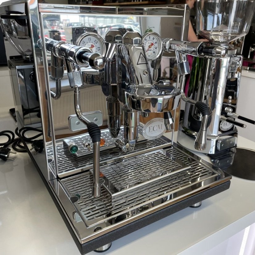 Domáci pákový kávovar ECM Synchronika od značky ECM, bez integrovaného mlynčeka na zrnkovú kávu.