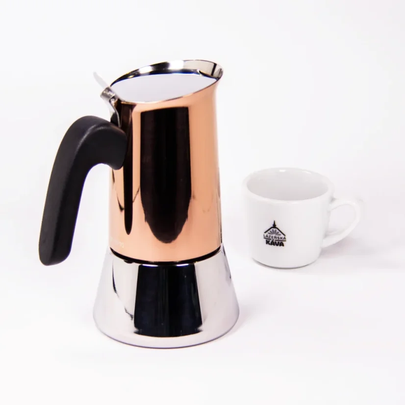 Moka kávéfőző Bialetti New Venus 4 csészére, fehér háttéren egy csésze kávéval, a kávéfőző fogantyújának nézetével.