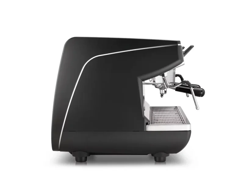 Espresso kávovar Nuova Simonelli Appia Life 3GR S v čiernom prevedení s programovateľnými tlačidlami pre ľahké nastavenie obľúbeného nápoja.