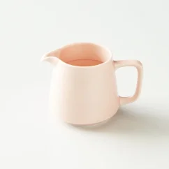 Caneca rosa de porcelana para café filtrado.