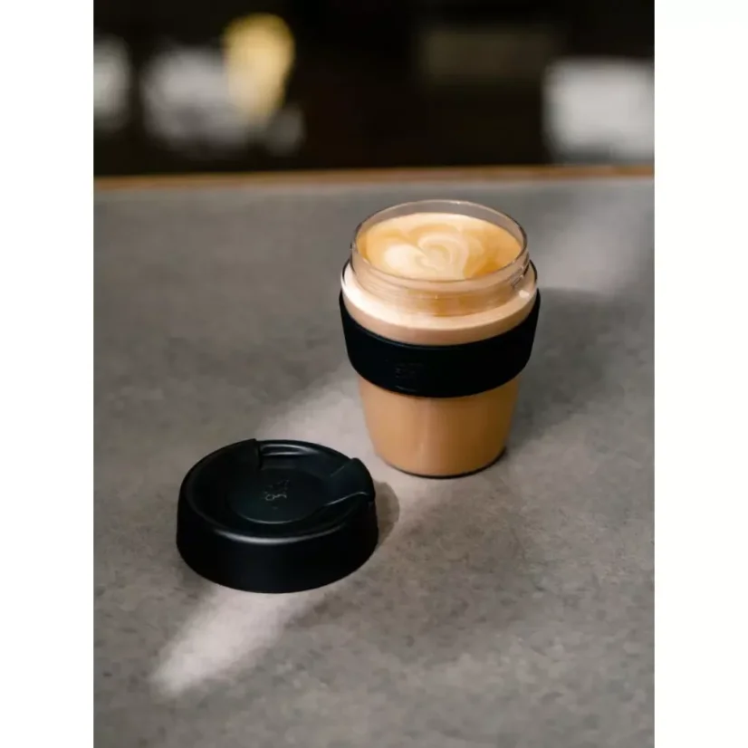 Le KeepCup Original Transparent Noir M 340 ml est un mug thermos qui s'adapte facilement dans une poussette et est idéal pour voyager avec votre boisson préférée.